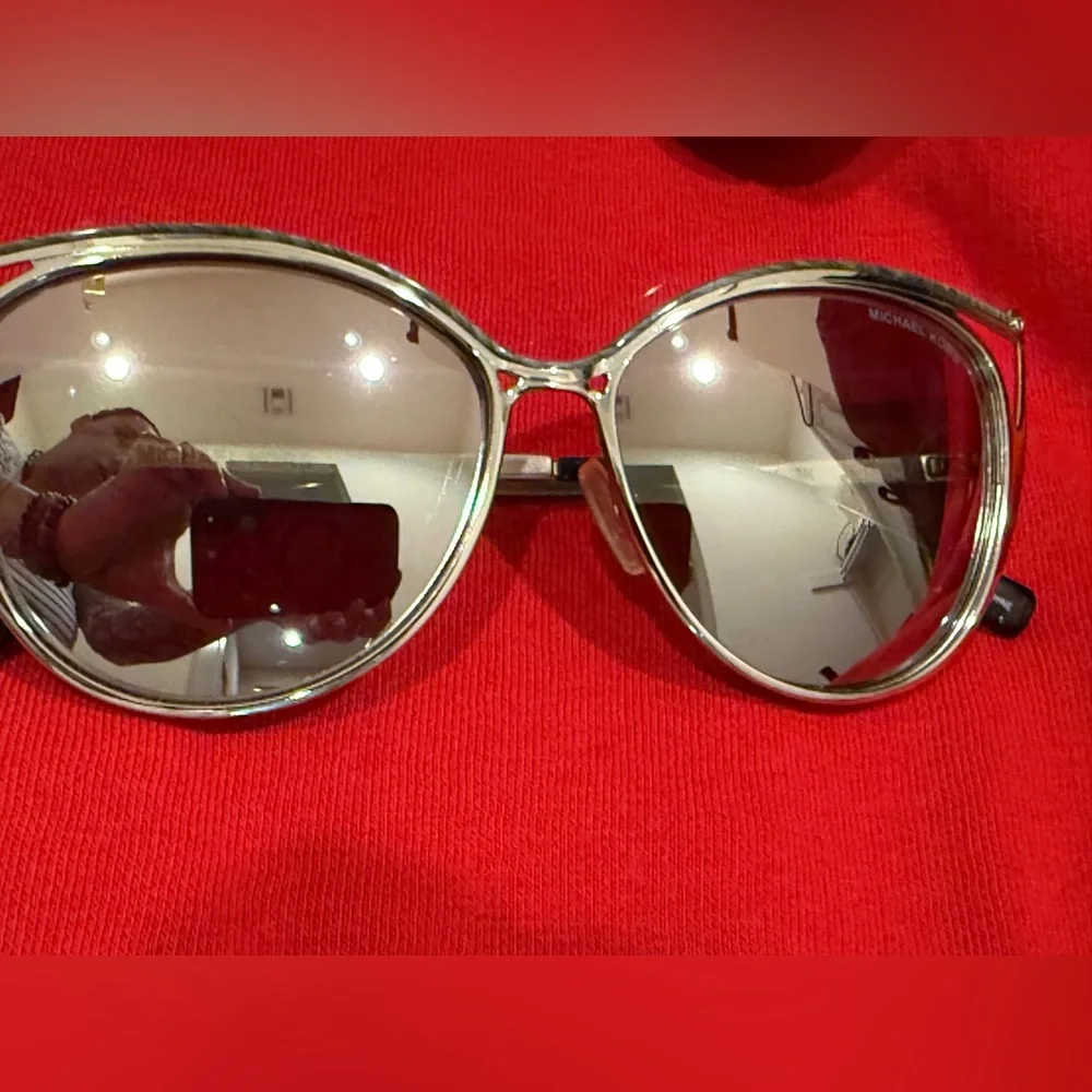 Michael Kors Silver Frame cats eye Sunglasses with White Case - Picture 6 of 8